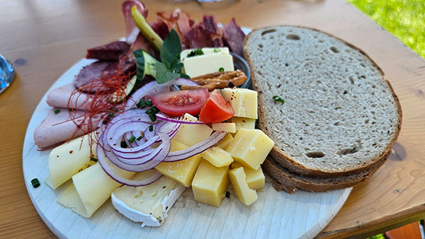 Brotzeitteller auf der Wachters Alpe Brotzeitteller auf der Wachters Alpe